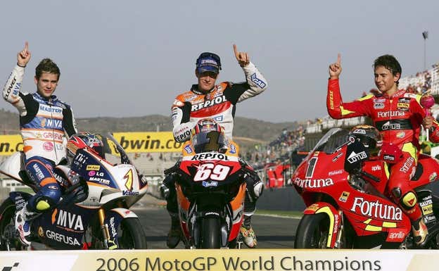 Bautista, a la izquierda, junto a Nicky Hayden (centro) y Jorge Lorenzo (derecha) tras la temporada 2006.  GETTY