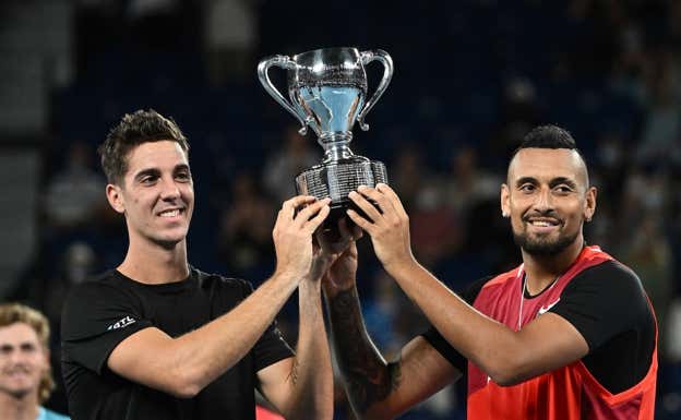Kokkinakis y Kyrgios, con la copa del Abierto de Australia 2022.  GETTY IMAGES