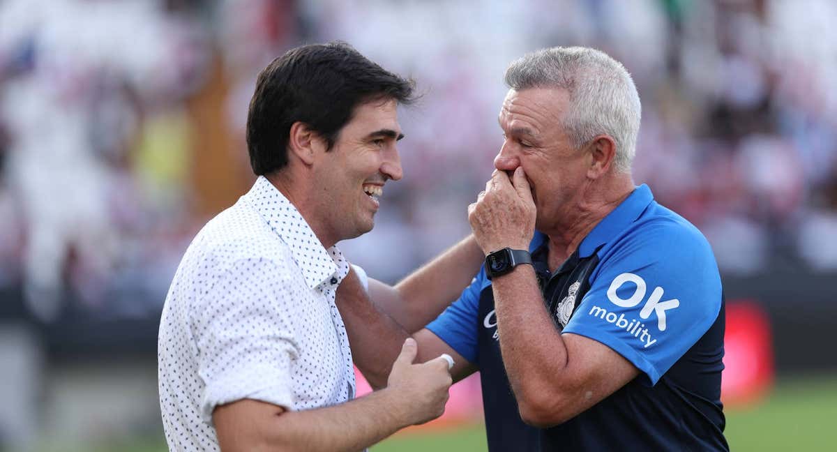 Andoni Iraola y Javier Aguirre durante el encuentro entre el Rayo Vallecano y el RCD Mallorca de esta temporada (22/23). /Getty Images