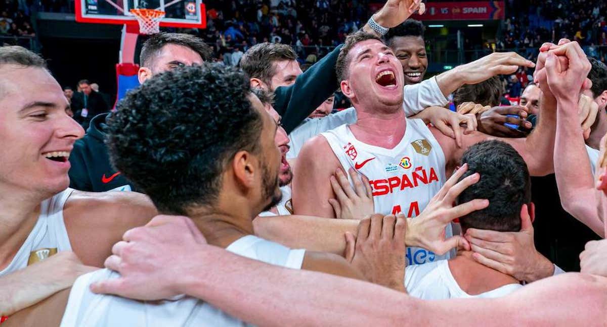 Joel Parra y la selección española celebran su triunfo ante Italia./FEB