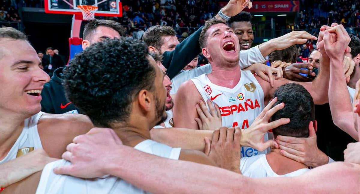 Joel Parra y la selección española celebran su triunfo ante Italia.