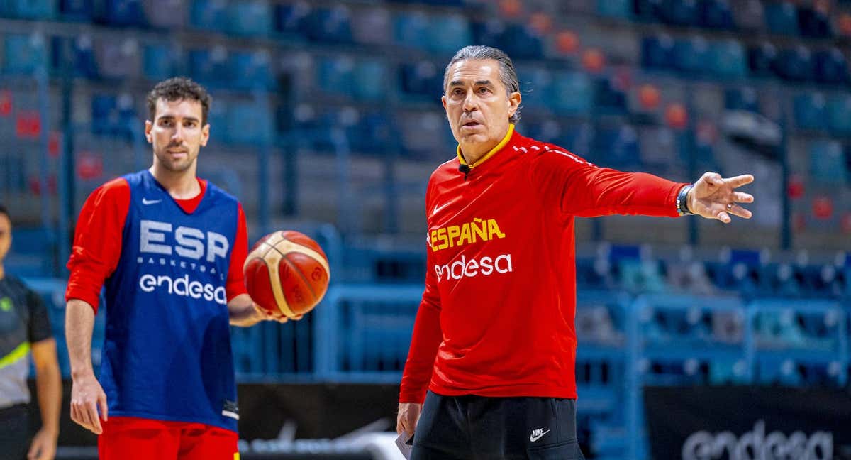 Sergio Scariolo da instrucciones delante de Miquel Salvo en el último entrenamiento en Huelva./FEB