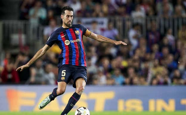 Sergio Busquets, un centrocampista casi imposible de sustituir.  GETTY