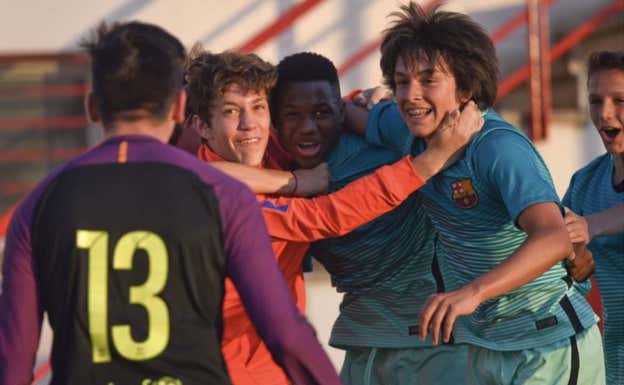 Ansu y Miguelete, celebrando un gol.