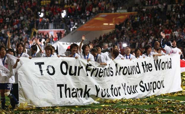 Tras ganar la final, las jugadoras niponas mostraron un cartel como muestra de agradecimiento al mundo por su apoyo.  Getty