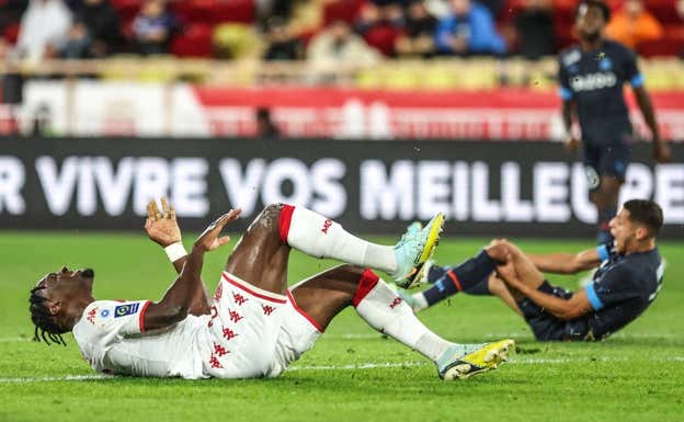 Disasi y Harit, tras el choque entre ambos.  GETTY