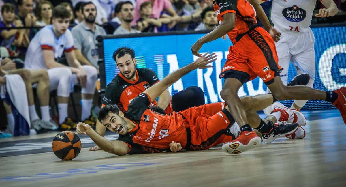 Los jugadores del Covirán Granada Jacobo Díaz y Lluís Costa, durante un partido esta temporada en el Palacio de los Deportes de Granada. /RAMÓN L. PÉREZ