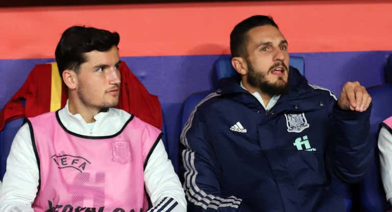 Guillamón y Koke, en el banquillo.