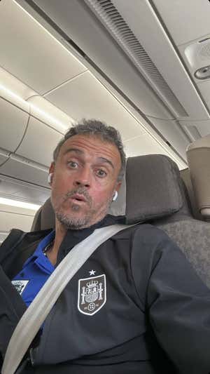 Luis Enrique, en el avión de España rumbo a Jordania.