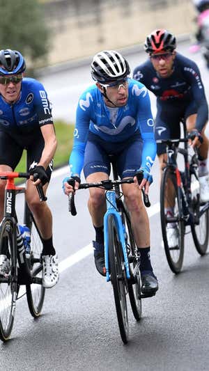 Eduardo Sepúlveda, en una fuga del Giro d'Italia 2020 con los colores de Movistar Team. Le acompañan Ben O'Connor y Jonathan Castroviejo.  GETTY IMAGES