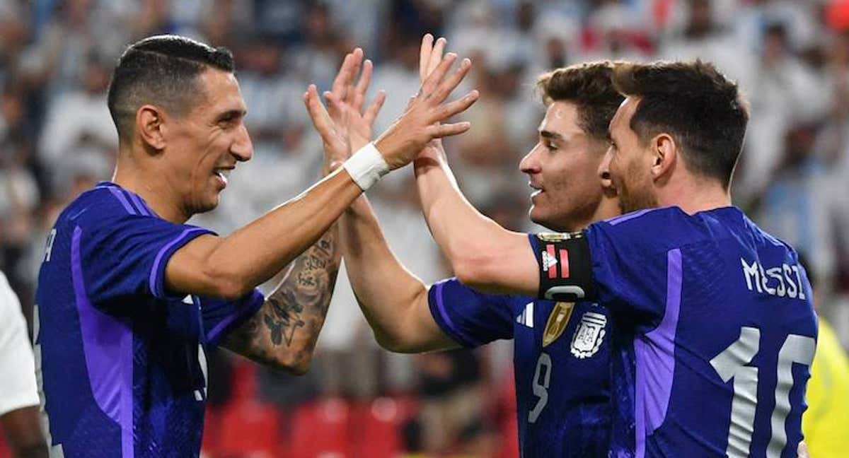 Messi y Di María celebran uno de los goles. /GETTY IMAGES