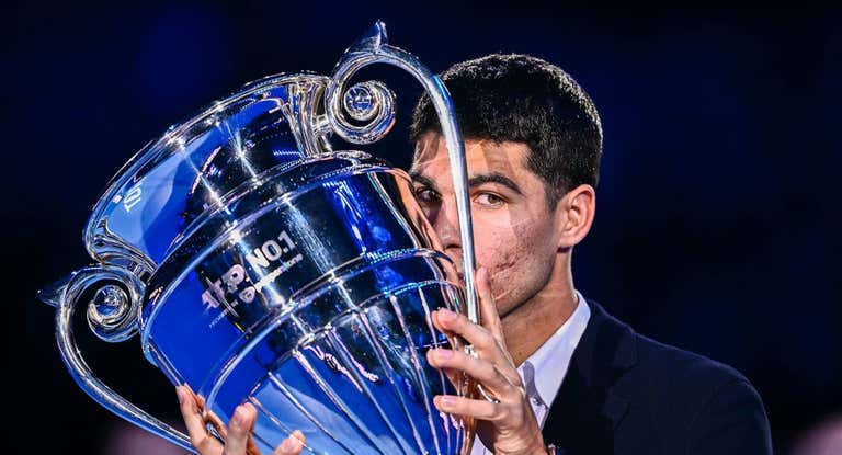 Carlos Alcaraz se ha convertido en el tenista más joven de la historia en acabar una temporada como número uno.