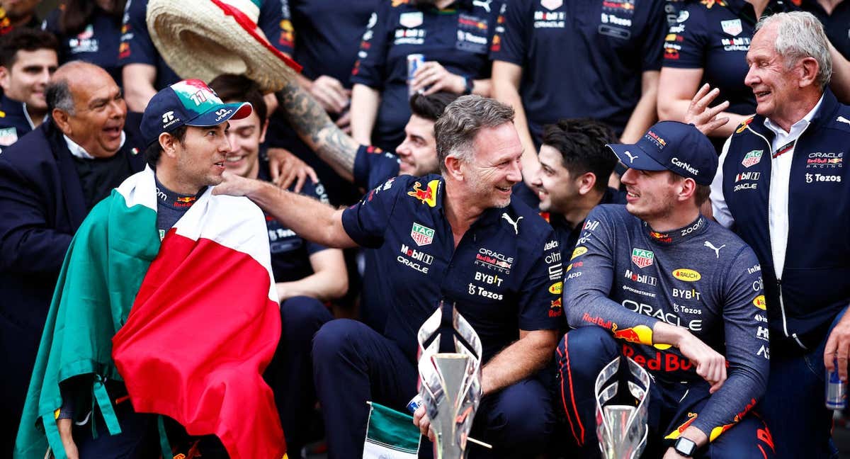 Checo Pérez y Max Verstappen celebran el doble podio del GP de México con el equipo Red Bull.
