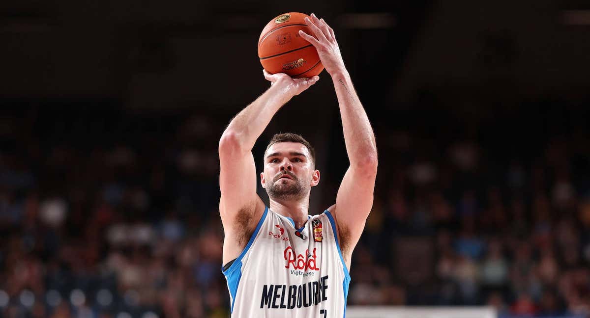 Isaac Humphries lanza a canasta con su equipo, el Melbourne United. /GETTY