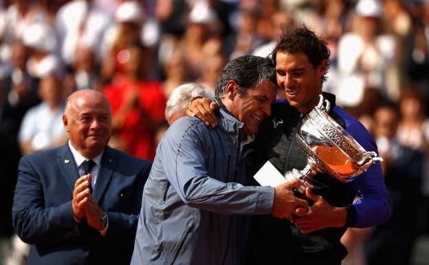 Toni y Rafael Nadal se abrazan tras la final de Roland Garros 2017.  GETTY