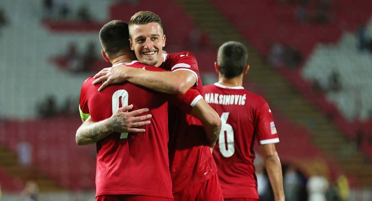 Milinkovic-Savic celebra un gol con Mitrovic.