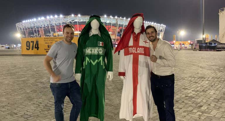 Diego y Eliot con los thobes customizados para el Mundial de Catar.