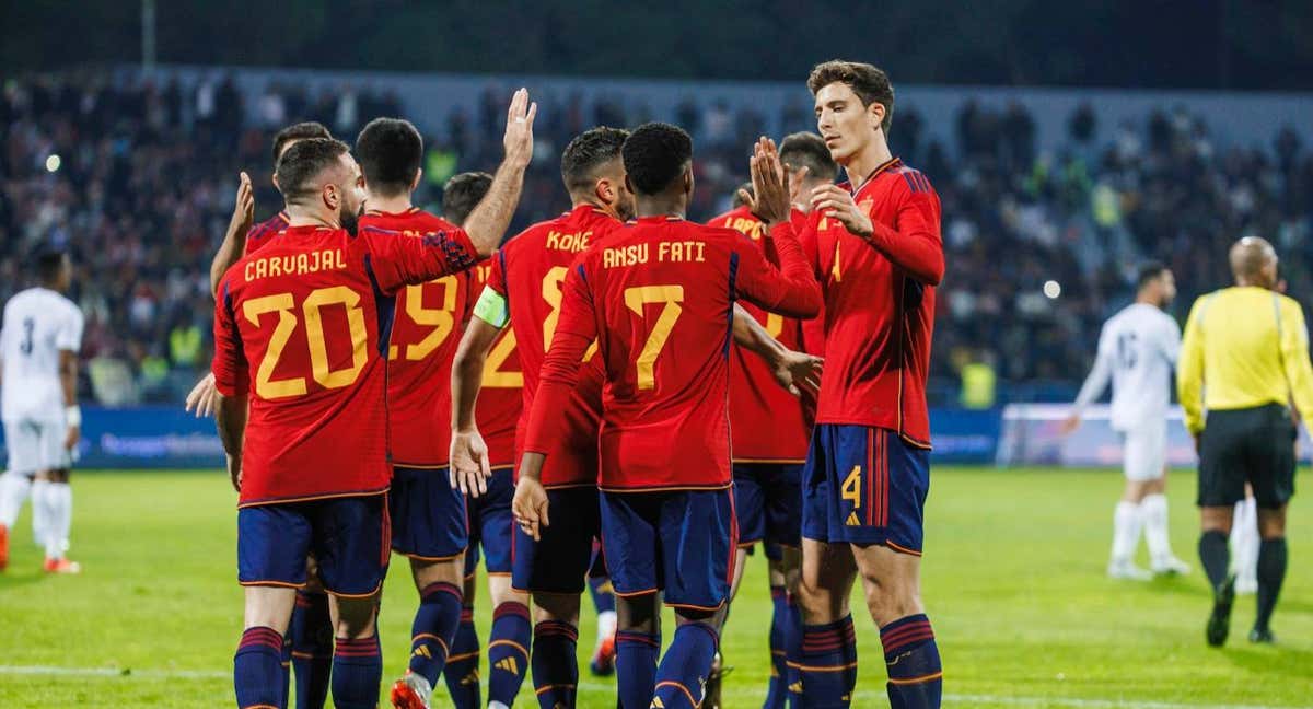 Los jugadores de la Selección celebraron con Ansu el primer gol del partido.