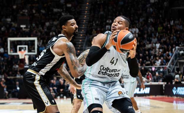 Mickey presiona a Jasiel Rivero.  ROBERTO FINIZIO/GETTY IMAGES
