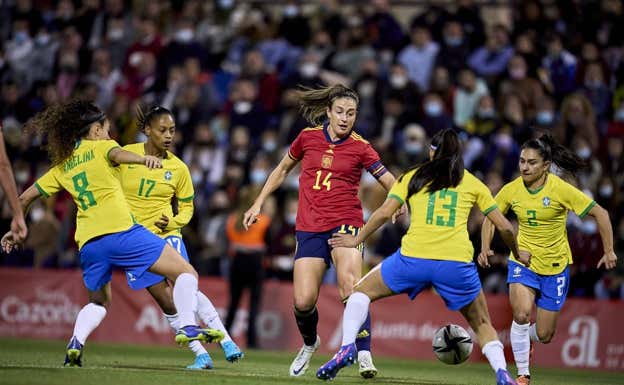 Alexia Putellas rodeada de las jugadoras de Brasil en el Estadio Rico Pérez.  Getty Images