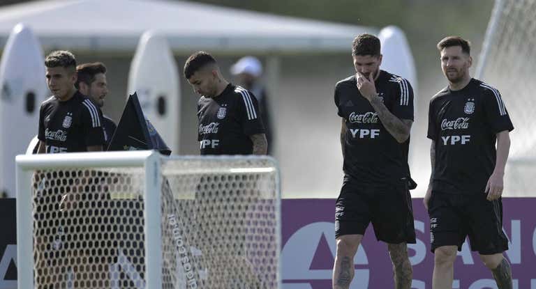 Correa y Almada junto a Messi y De Paul en un entrenamiento.