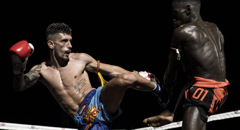 Antonio Orden golpea a su rival en su último combate.