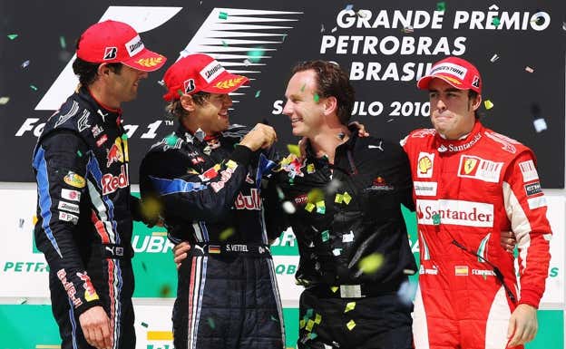 El podio del GP de Brasil de F1 2010: con Mark Webber, Sebastian Vettel, Christian Horner y Fernando Alonso.  Getty Images