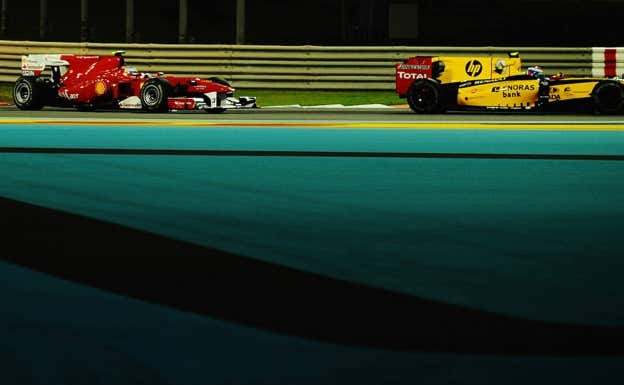 Fernando Alonso y Vitaly Petrov, en el GP de Abu Dhabi 2010.  Getty Images