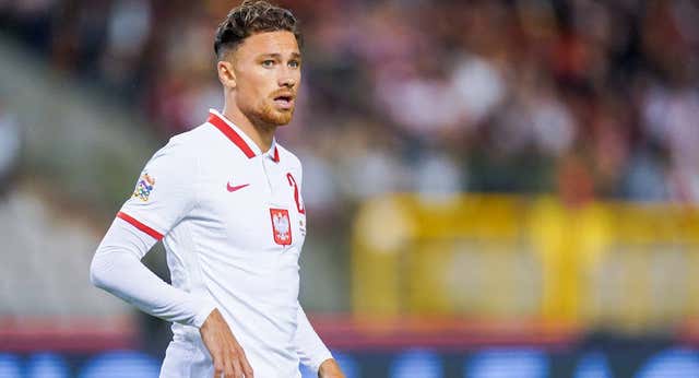 Matty Cash, el inglés que sufre con el polaco