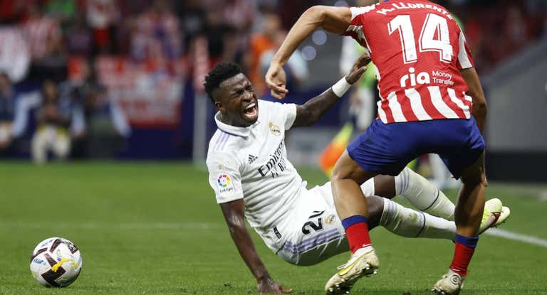 El delantero brasileño del Real Madrid, Vinicius Jr. , y Marcos Llorente, del Atlético de Madrid, en un lance durante la sexta jornada de LaLiga 2022/23.