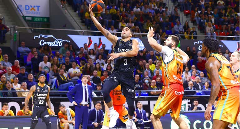 Jaime Fernández anota ante la defensa de Bojan Dubljevic