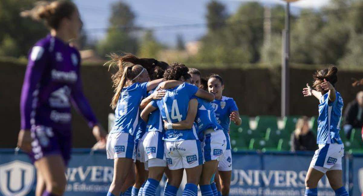 Las jugadoras del Alhama celebran el gol que le marcaron al Granadilla y que supone su primera victoria del curso.