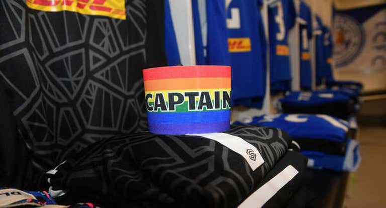 Un vestuario con el brazalete de capitán con los colores LGTBIQ+.