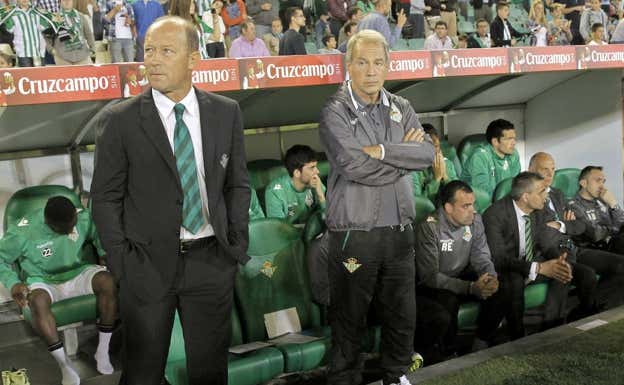 Gabriel Calderón junto a Eduardo Anzarda, en su etapa en el Betis. EFE