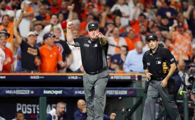 Logos de FTX en las camisetas de los árbitros de la Major League Baseball de EE UU.  Getty Images