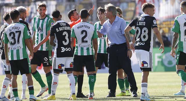Sainete para despedir la gira del Betis: ¡Pellegrini, expulsado!