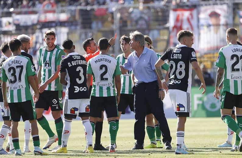 Sainete para despedir la gira del Betis: ¡Pellegrini, expulsado!