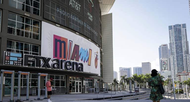 El pabellón de los Miami Heat de la NBA, aún con los logos de FTX.
