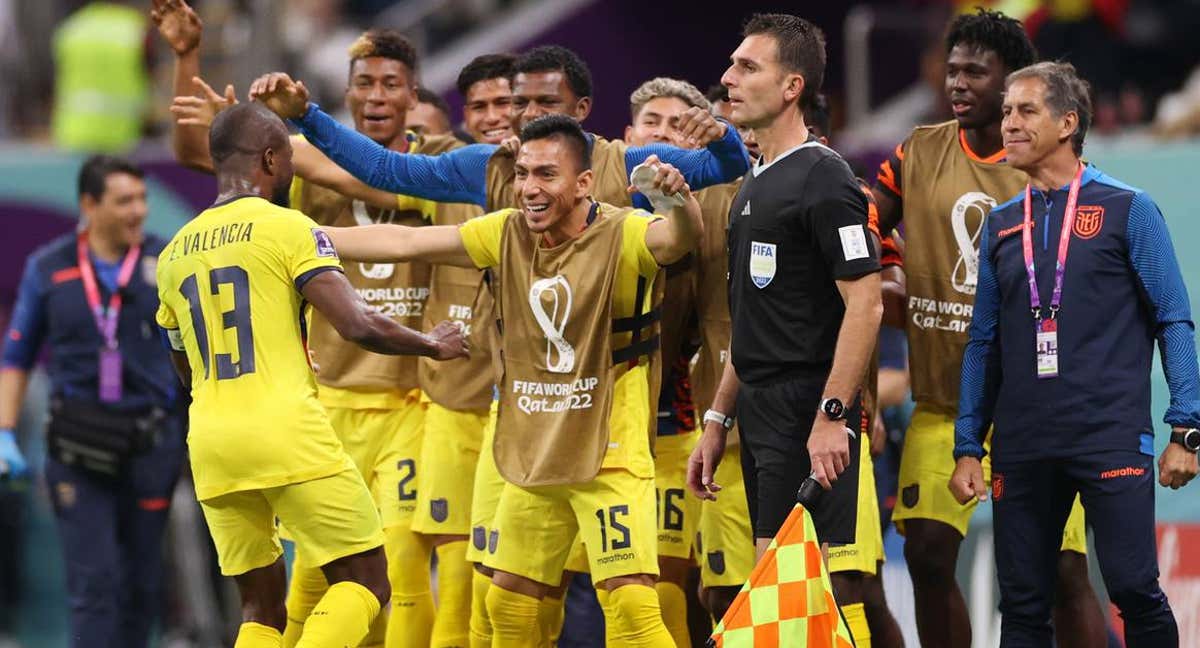 Valencia se acerca al banquillo a celebrar uno de sus goles con los suplentes de Ecuador./Getty Images