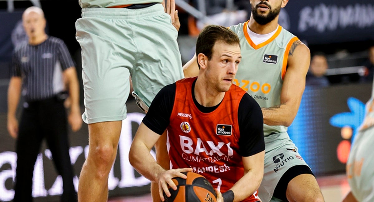 Frankie Ferrari ante la defensa de Kotsar y Darius Thompson