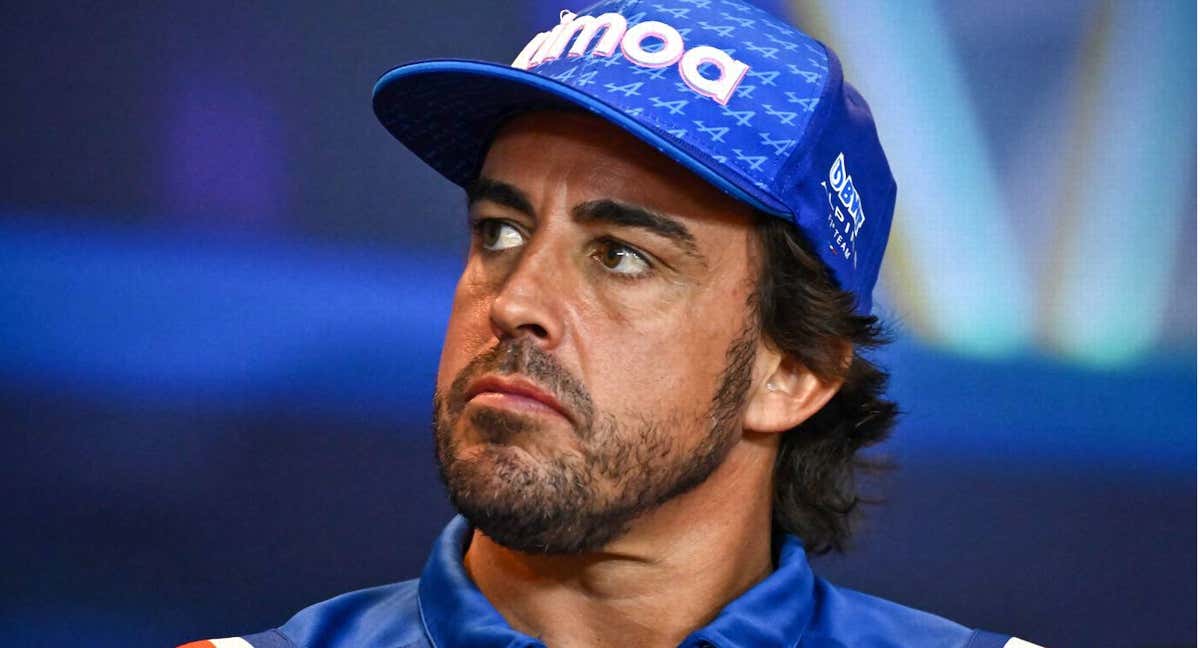 Alonso, pensativo en rueda de prensa.
