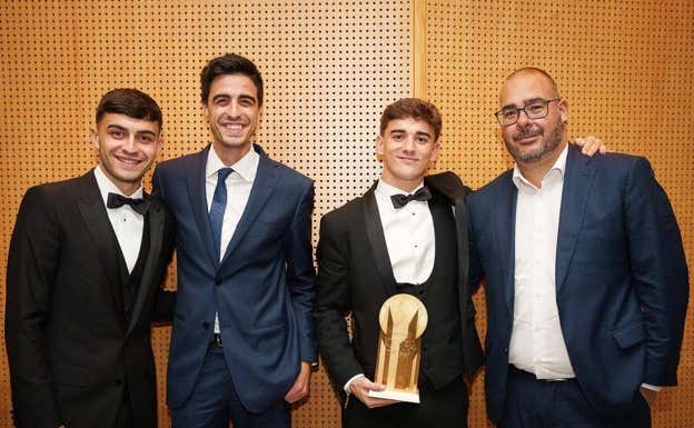 Joel González acompañó a Gavi y Pedri en la gala del Trofeo Kopa. Instagram