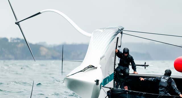 El New Zealand vuelca y destroza la proa de su AC40