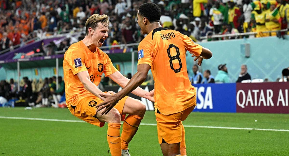 De Jong y Gakpo celebran el gol de Países Bajos.