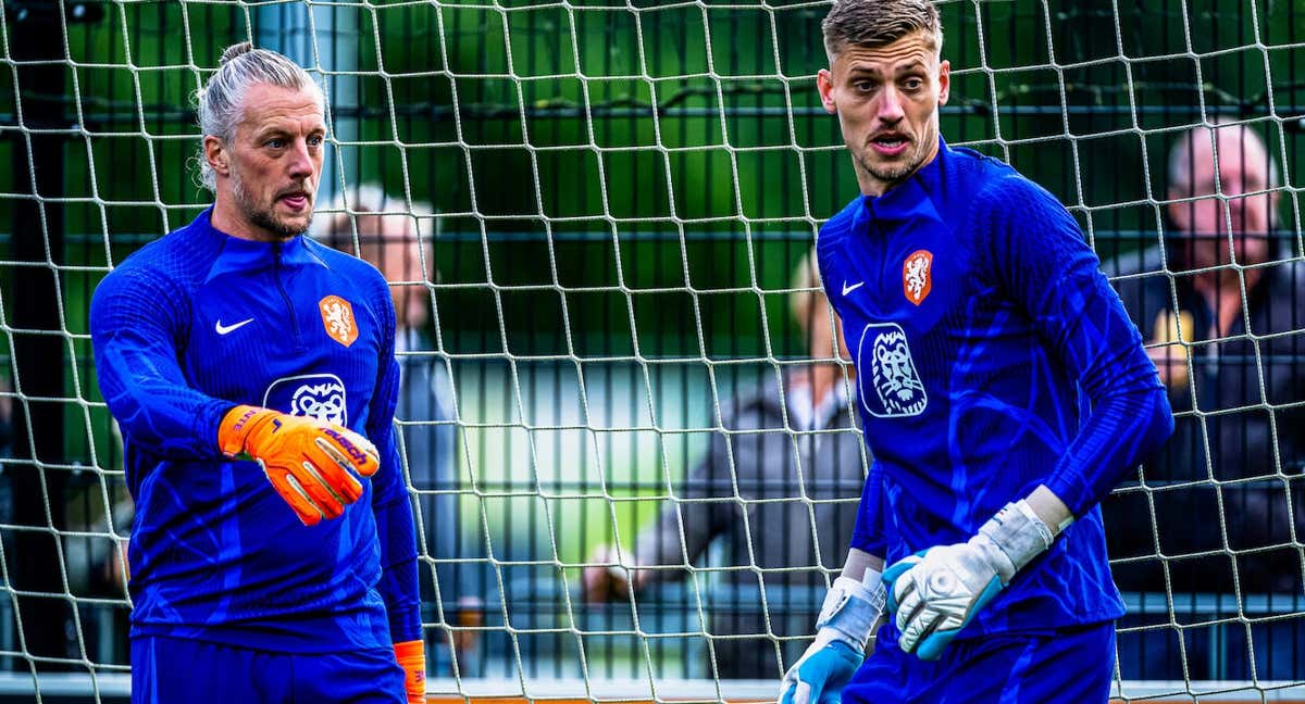 Pasveer (izquierda) y Noppert (derecha), durante un entrenamiento con su selección.