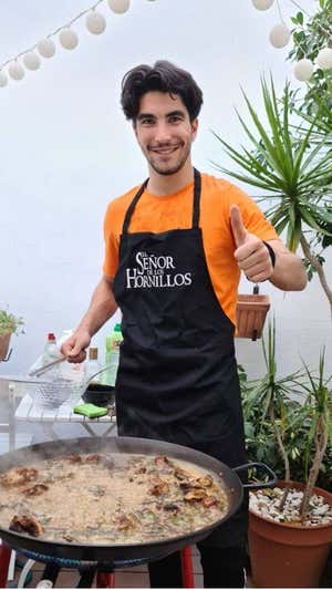 Carlos Soler cocinando una paella.  Relevo.