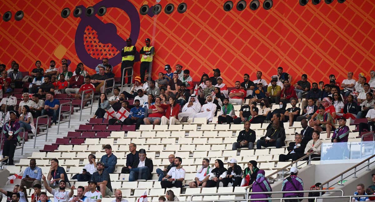 Una grada con cientos de asientos sin ocupar en el Al Khalifa Stadium durante el Inglaterra-Irán/GETTY