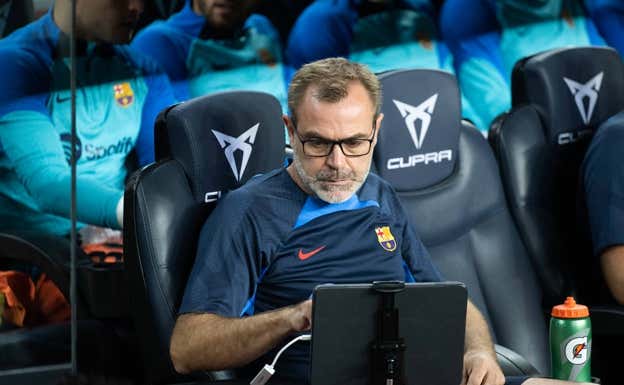 Óscar Hernández, en el banquillo del Barça. GETTY