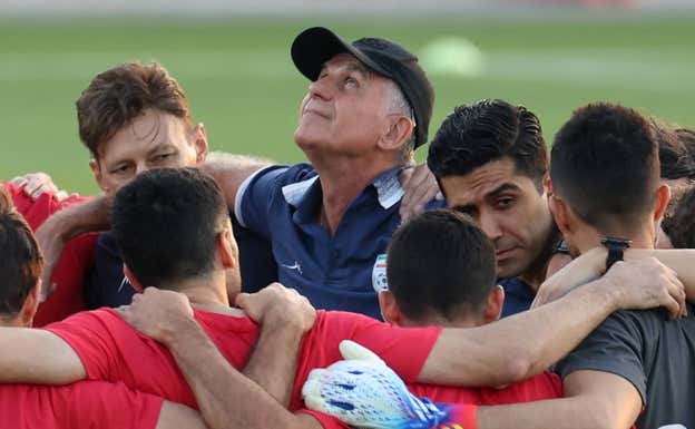 Carlos Queiroz y sus jugadores de las Selección de Irán durante un entrenamiento en los primeros días de concentración en el Mundial de Catar.  GETTY
