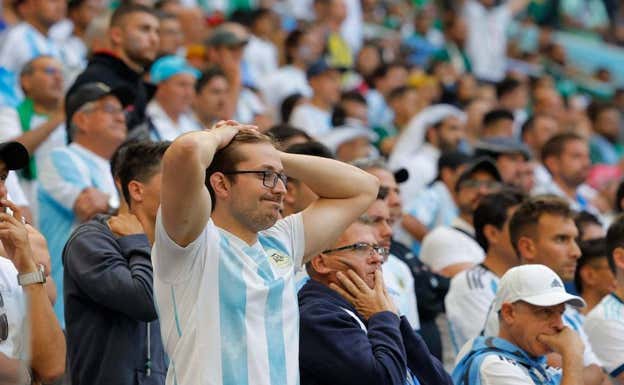 Así se quedó la afición argentina tras la derrota en el primer partido del Mundial. AFP